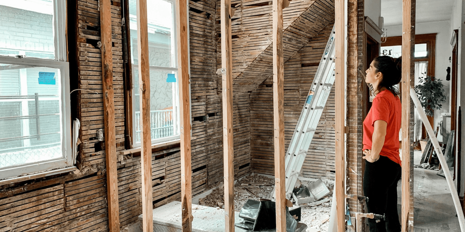 Intervention de nettoyage après rénovation dans un bâtiment en travaux